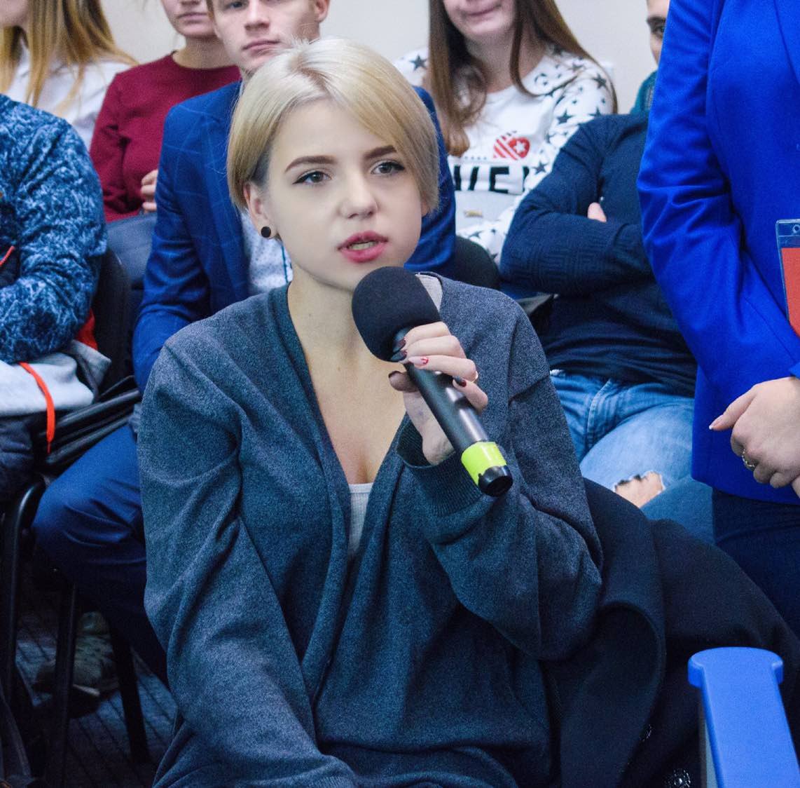 Студенты задавали вопросы ведущей