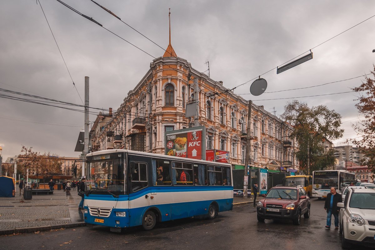 Я бы свитером твоим стал. Согревал тебя каждый день. Если сердце грызет тоска, Разыщи меня И надень.
