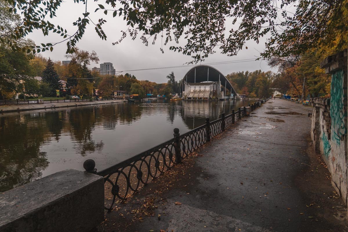 Держите небо на плечах, Сгибая спину в дуги. Найдя опору в мелочах, Не опускайте руки!