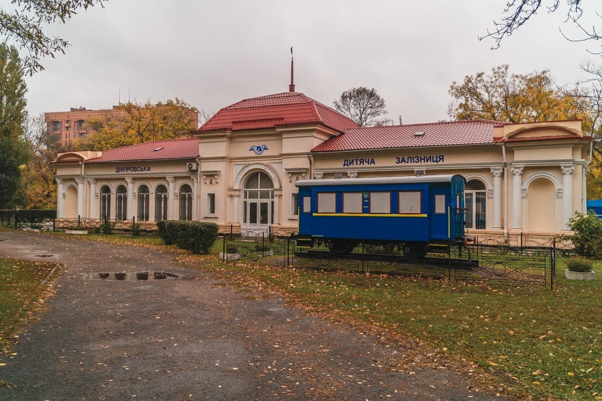 У каждого в жизни свои маяки, Свои путеводные звёзды. Но тем, кто однажды уплыл за буйки, Назад возвращаться не просто.