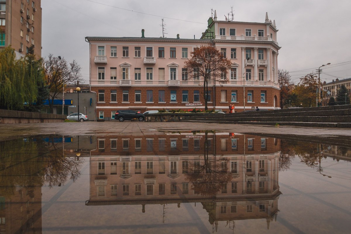 Тоска о прошлом — непосильный крест. Не страшно, что мы больше не близки; Я знаю слишком много разных мест, Где можно позабыться от тоски.