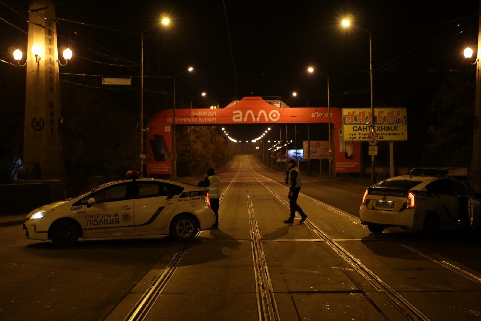 Мост закрыт на въезд. Пешеходов эвакуируют Мост закрыт на въезд. Пешеходов эвакуируют