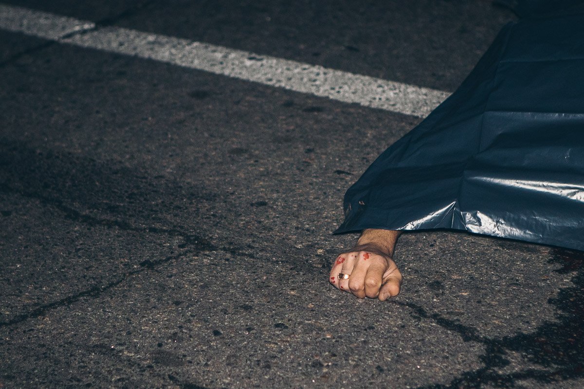 Мужчину откинуло на несколько метров