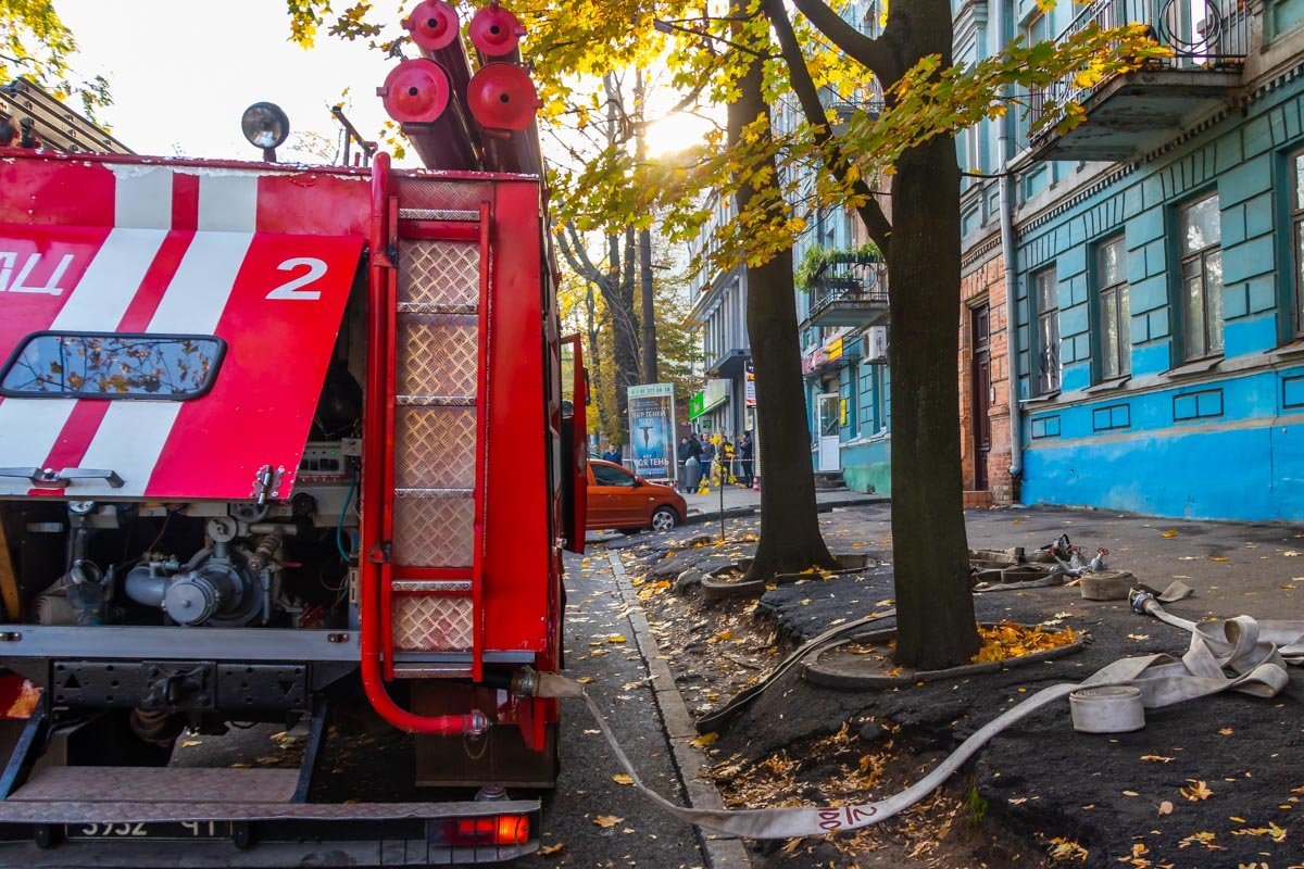 Бригада ГСЧС работает также на проспекте Дмитрия Яворницкого Бригада ГСЧС работает также на проспекте Дмитрия Яворницкого