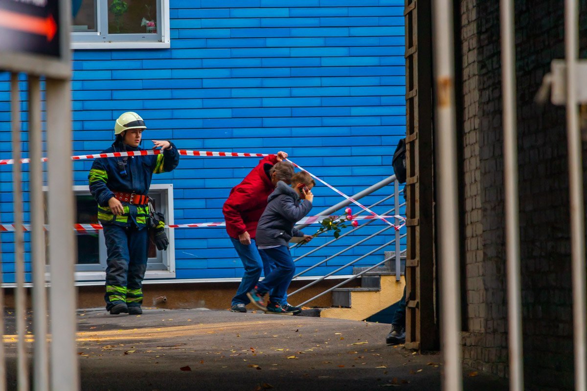 Жильцов дома, где находится спортивный центр, эвакуировали Жильцов дома, где находится спортивный центр, эвакуировали
