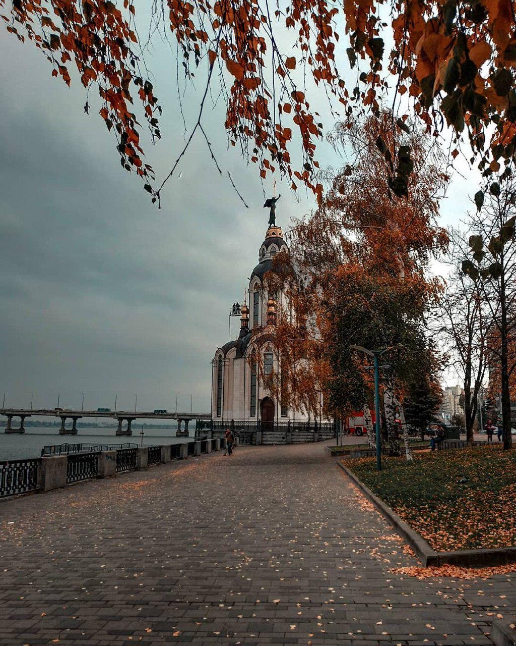 Несмотря на всю серость туч, осень заряжает настроение своими теплыми красками. Фото: ilusha_esquire