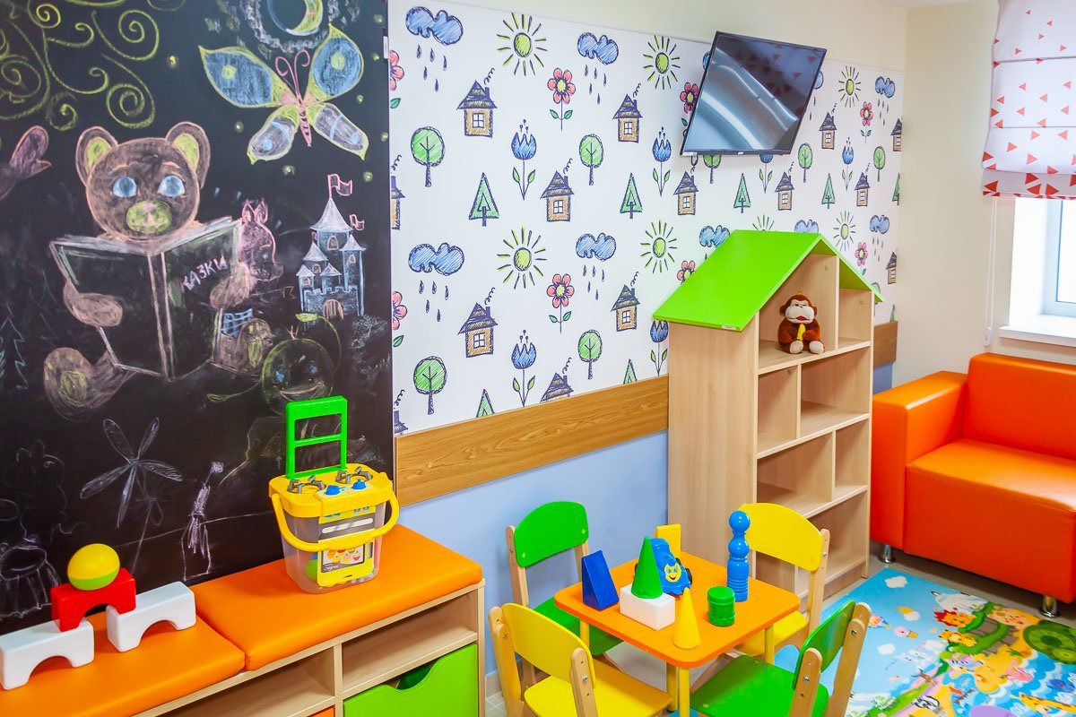 На стенах вместо масляной краски — красивые обои с рисунками