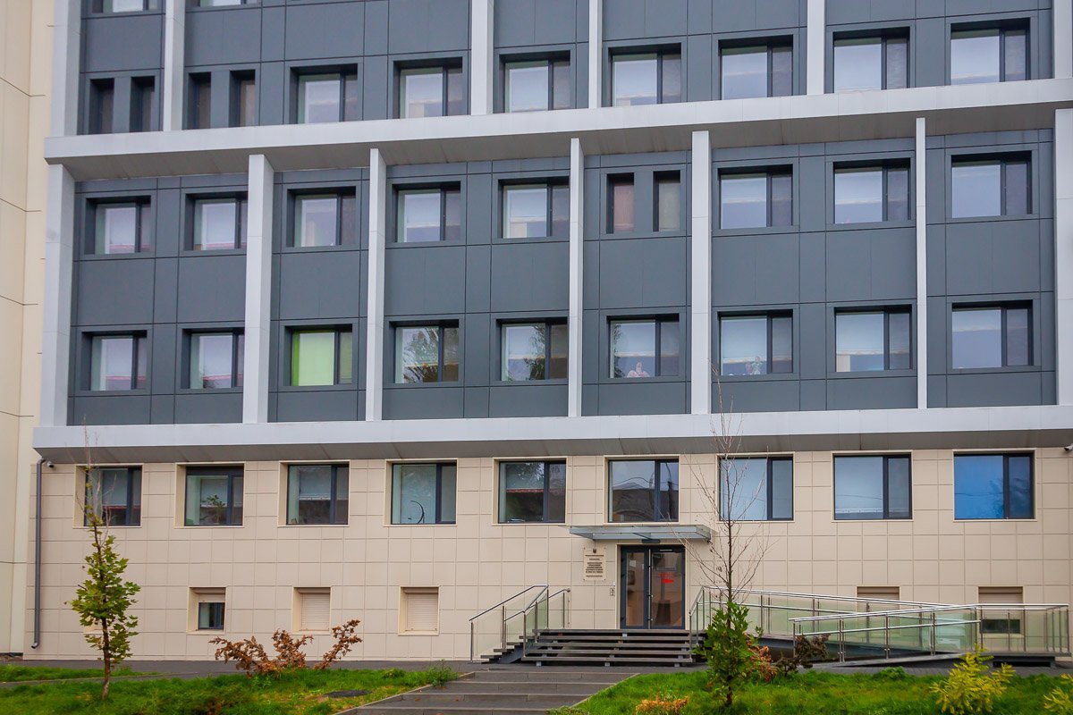 Первый этаж — это консультативно-диагностическое отделение, а остальные 4 этажа занимают палаты