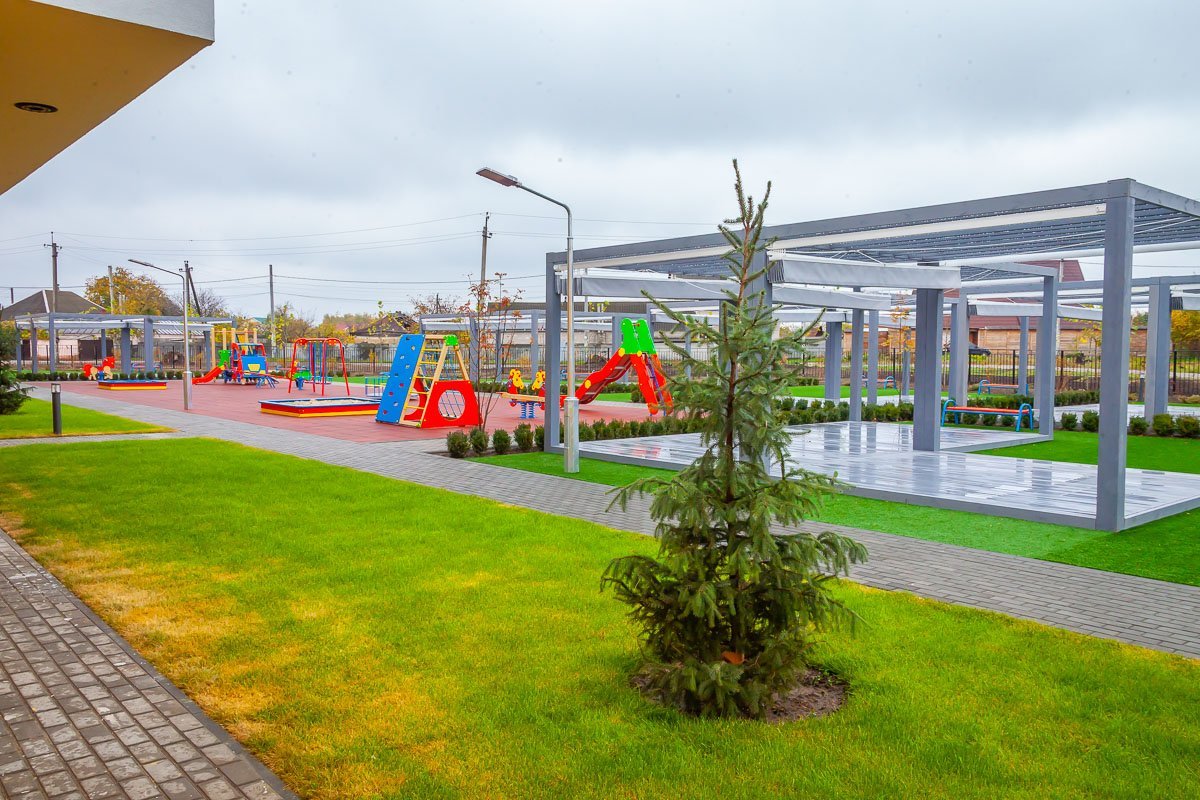 Территория вокруг обустроена тротуарной плиткой