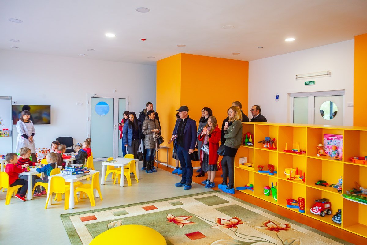 Для ясельной группы здесь предлагают развивающие игрушки и книжки с яркими картинками