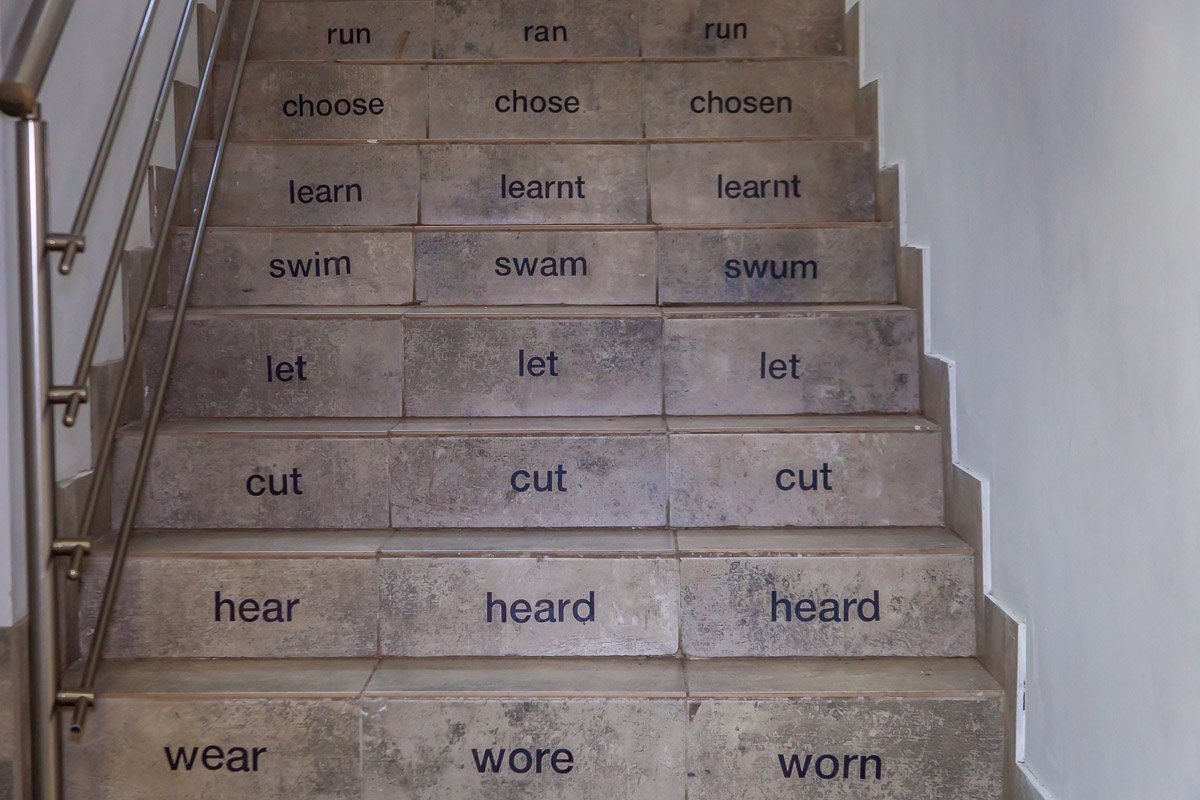 Только здесь можно выучить спряжения глаголов, просто шагая по ступенькам