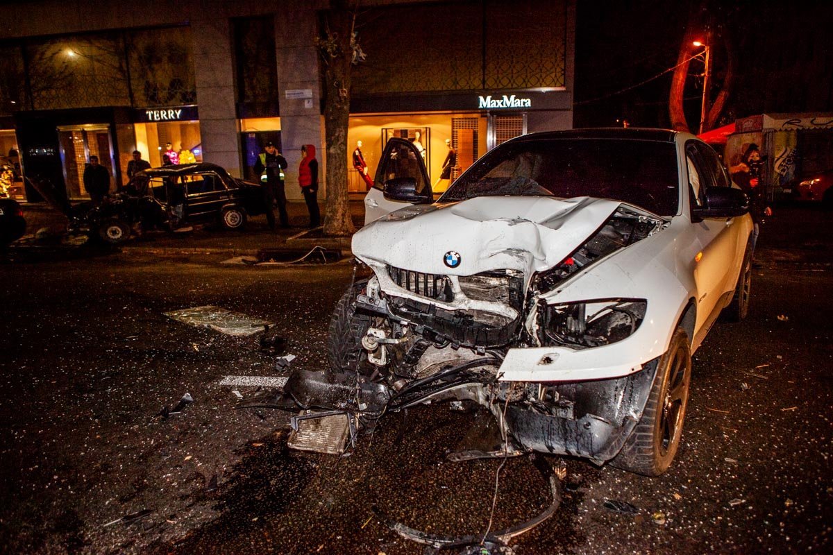 Девушка, находившаяся за рулем, не пострадала Девушка, находившаяся за рулем, не пострадала