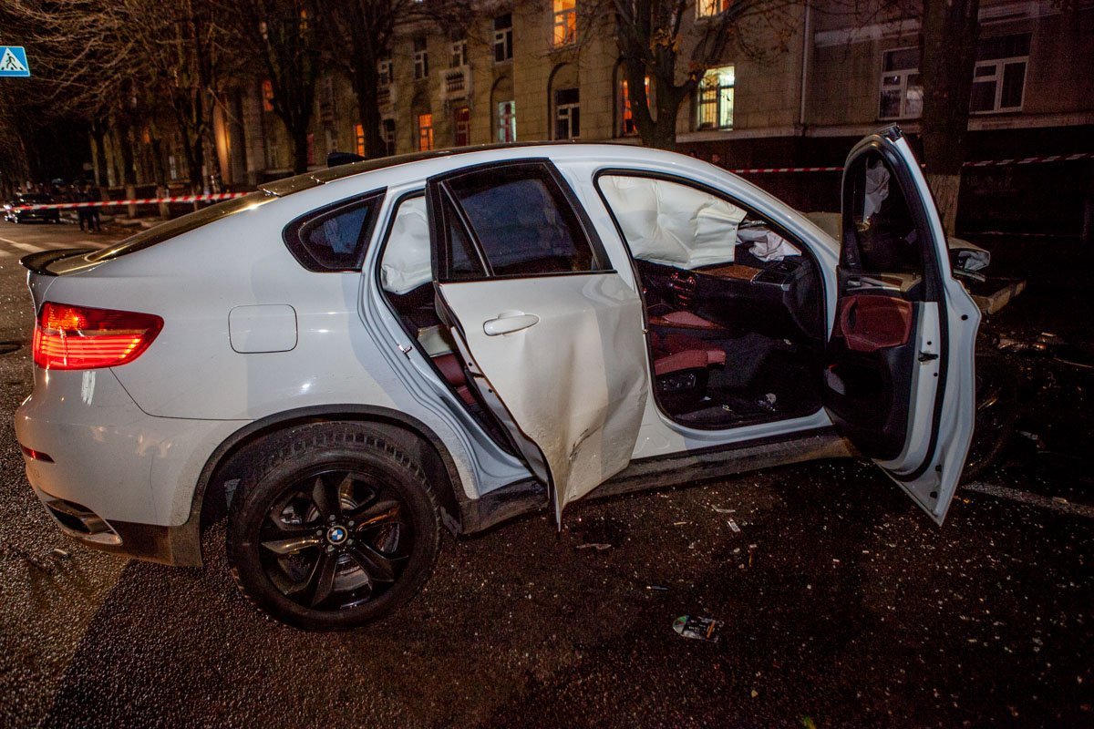 От удара автомобиль развернуло От удара автомобиль развернуло