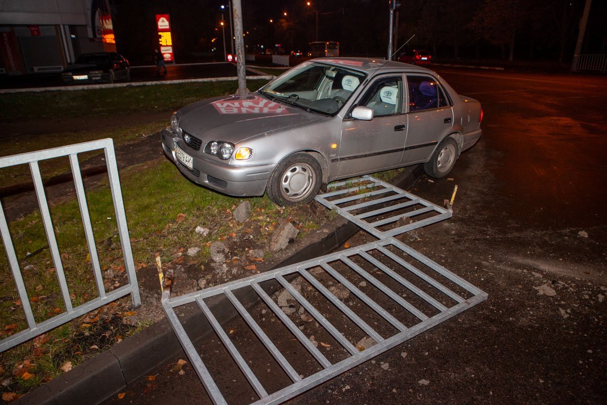 На Набережной Победы водитель Toyota снес ограждение