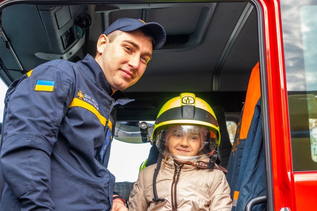 Спасатели рассказали присутствующим о своей работе Спасатели рассказали присутствующим о своей работе