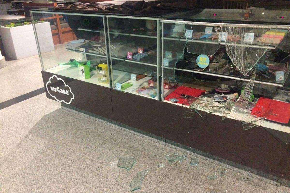 Мужчина то ли случайно, то ли намерено пробил ногой витрину магазина