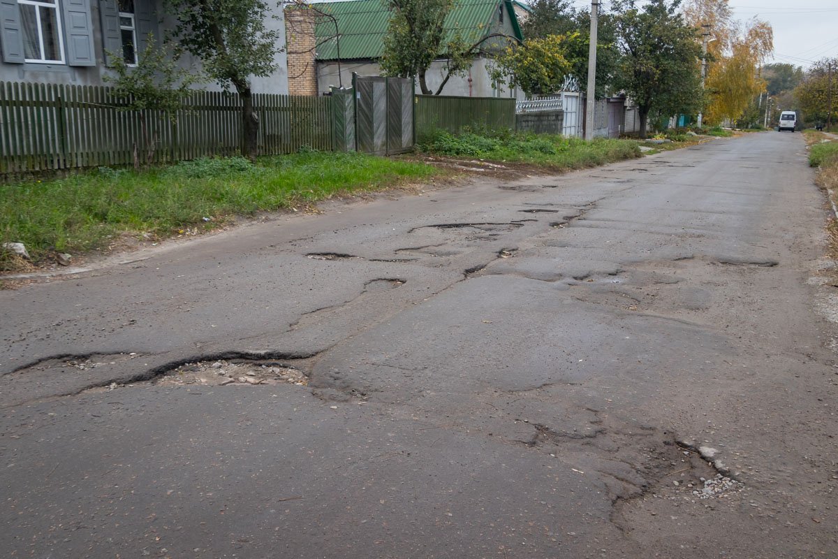 Лужи высохли и оказалось, что дороги в Днепре не такие уж и ровные Лужи высохли и оказалось, что дороги в Днепре не такие уж и ровные