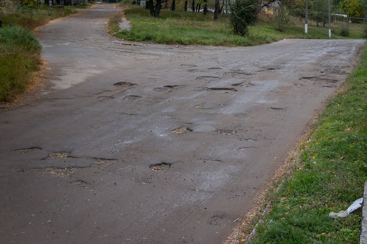 Улицу Чеботарева давеча погрызла асфальтная моль Улицу Чеботарева давеча погрызла асфальтная моль