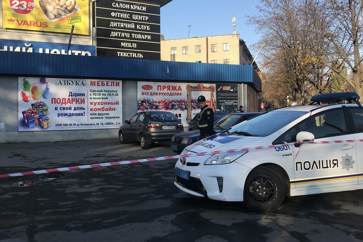 Правоохранители эвакуировали посетителей и оградили территорию Правоохранители эвакуировали посетителей и оградили территорию