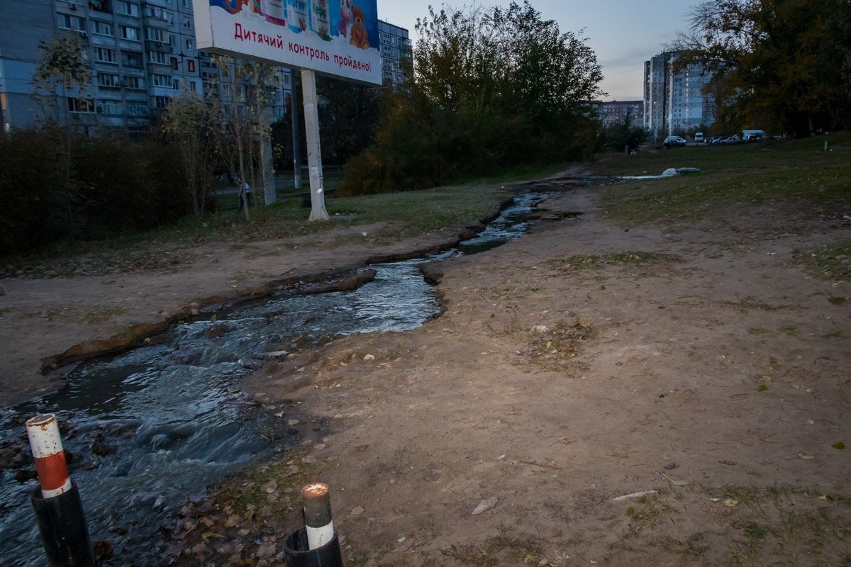 Вода практически затопила придомовую территорию