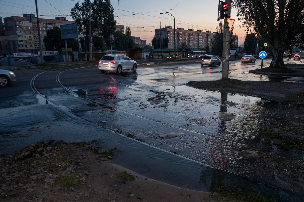 А тем временем автомобили растаскивают эту "жижу" по району