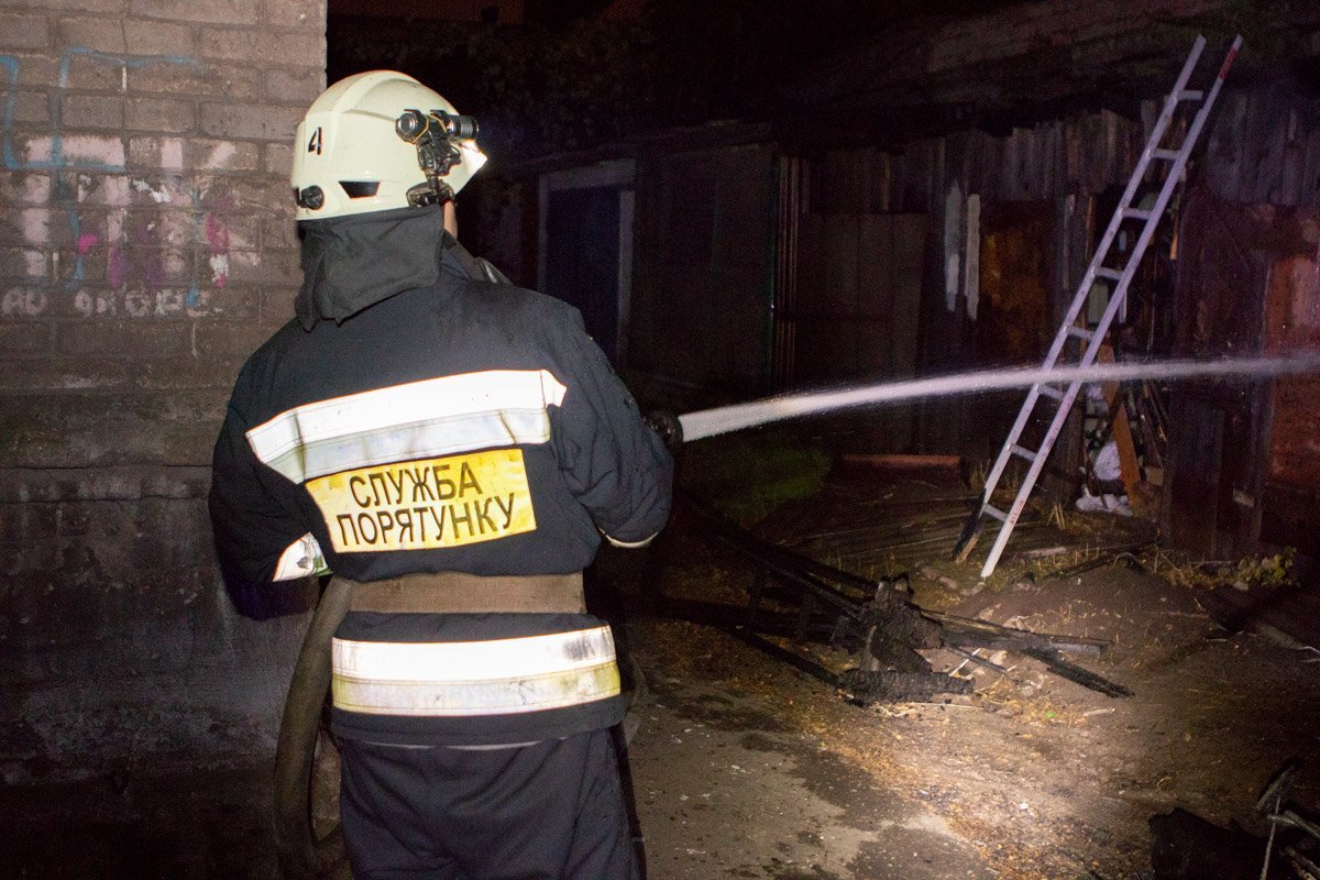 Огонь уничтожил несколько складов Огонь уничтожил несколько складов