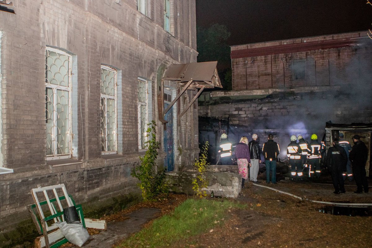 Пожар начался в одном из помещений, а затем пламя перебросилось на соседние склады Пожар начался в одном из помещений, а затем пламя перебросилось на соседние склады