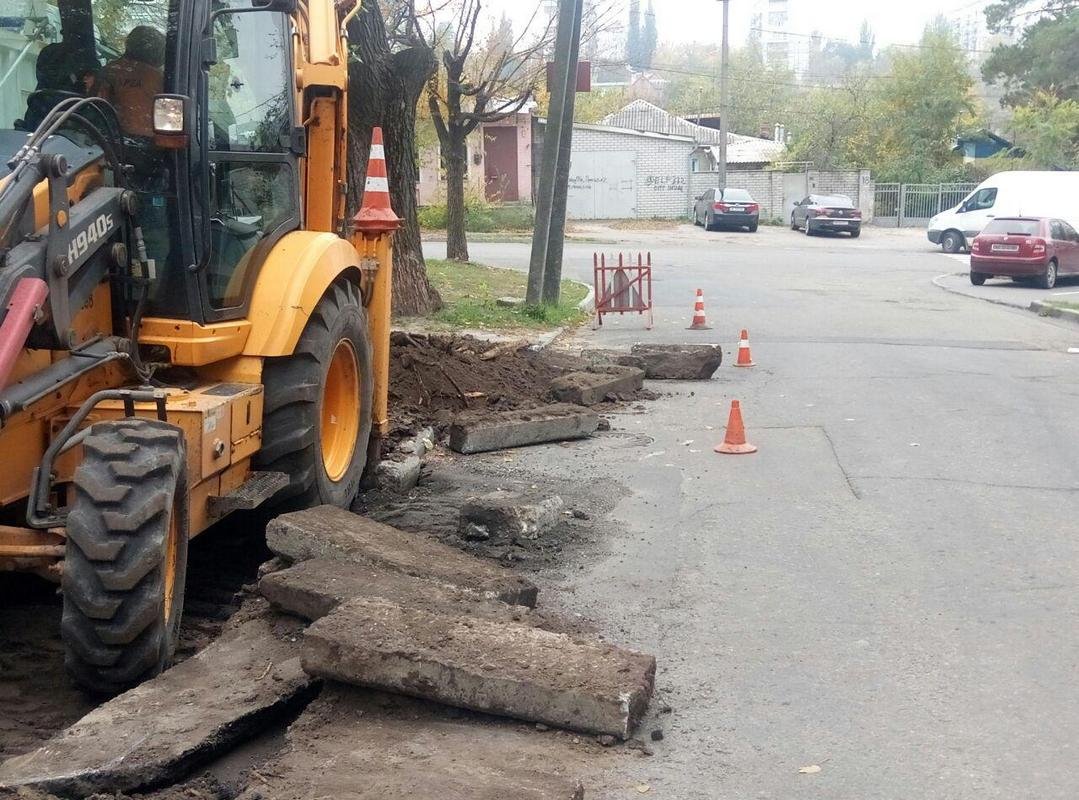 Асфальт провалился возле бордюра Асфальт провалился возле бордюра
