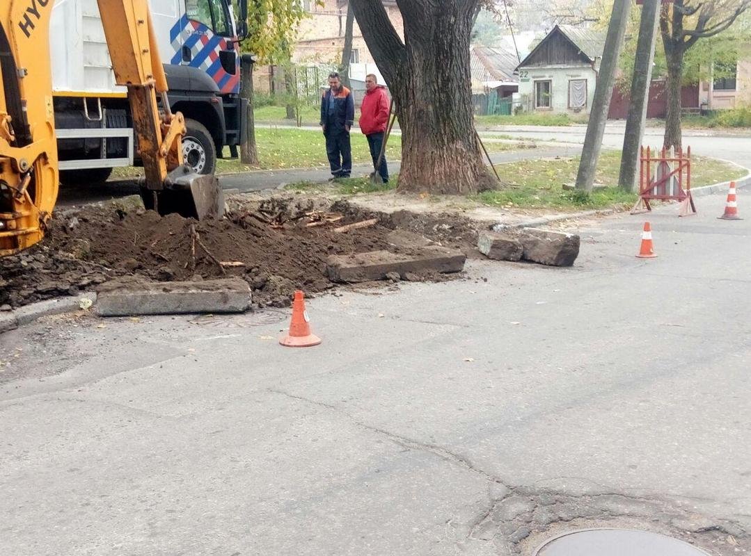 На месте работают коммунальщики На месте работают коммунальщики