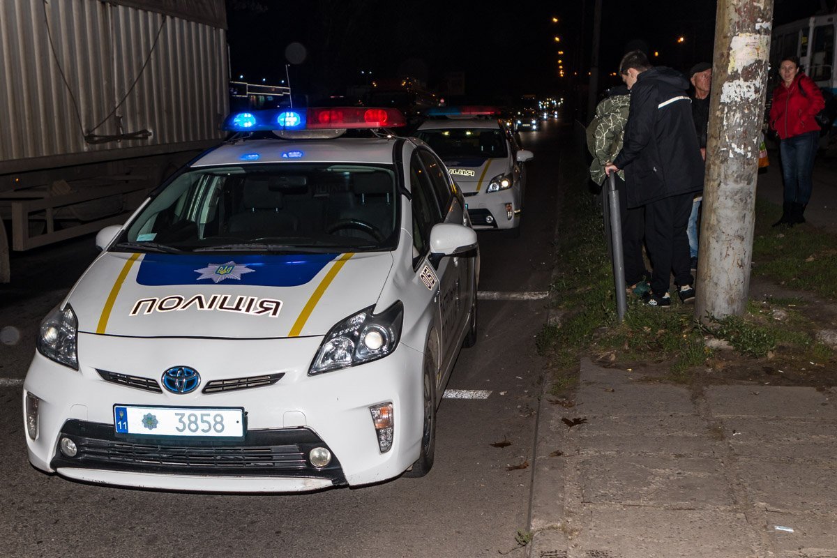 На месте работают патрульные