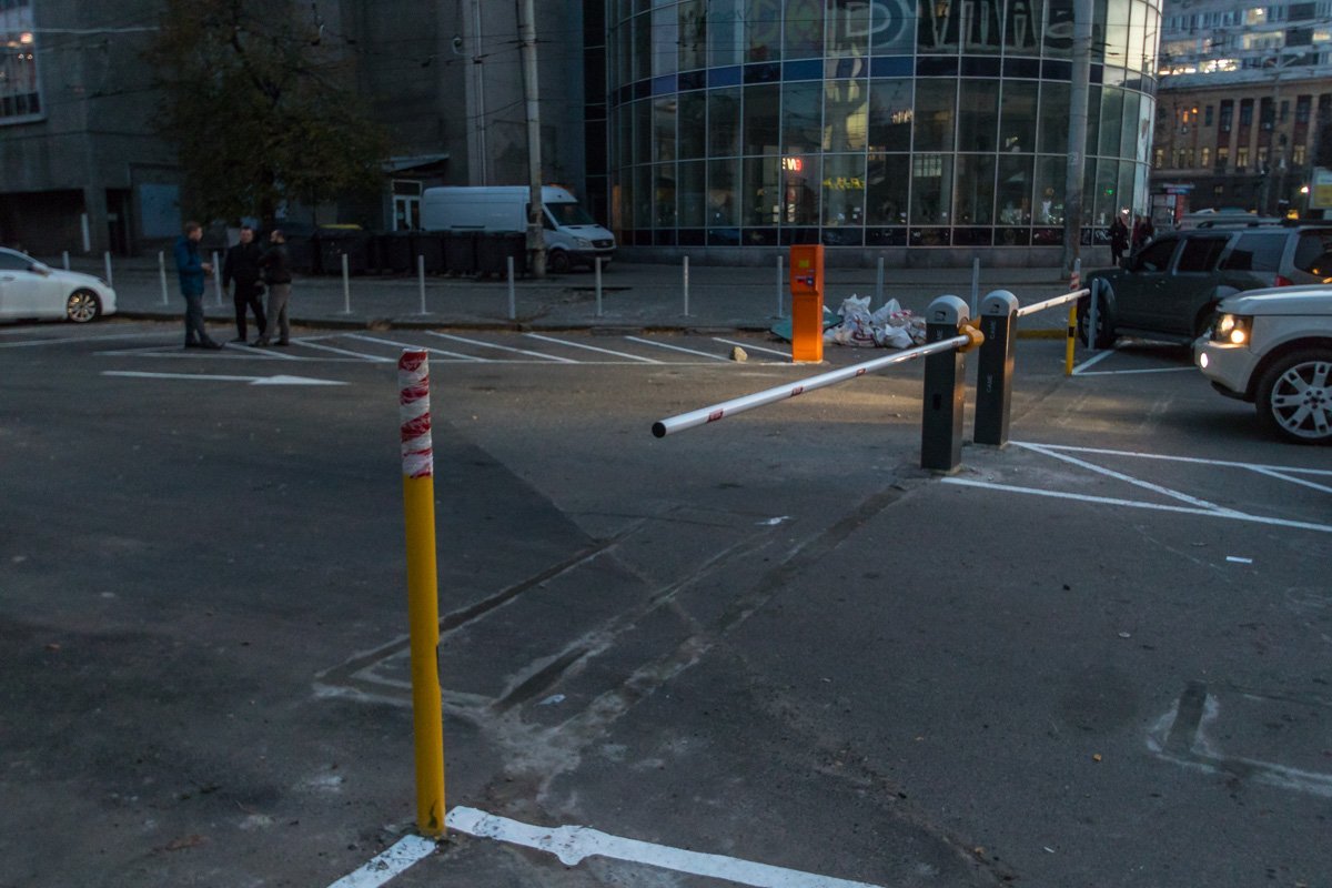 Теперь парковка платная Теперь парковка платная