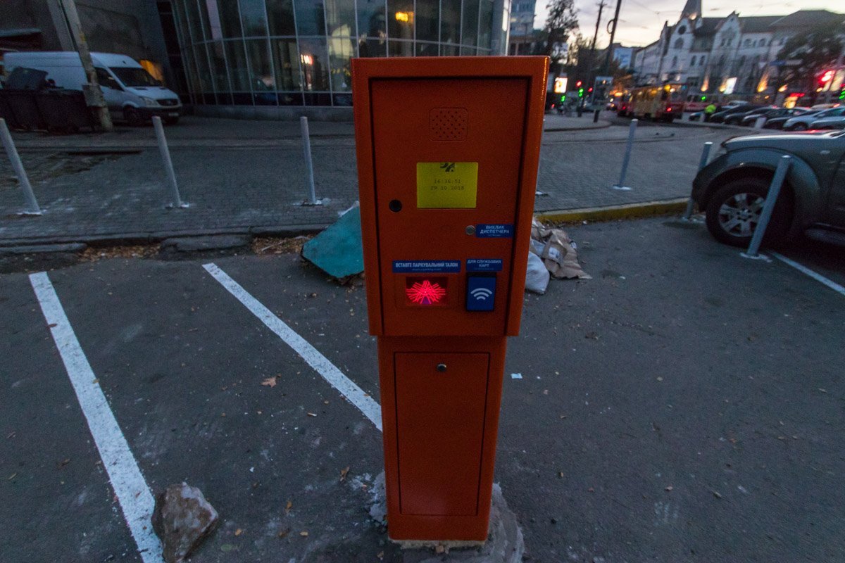 Возле трамвайных путей установили столбики Возле трамвайных путей установили столбики