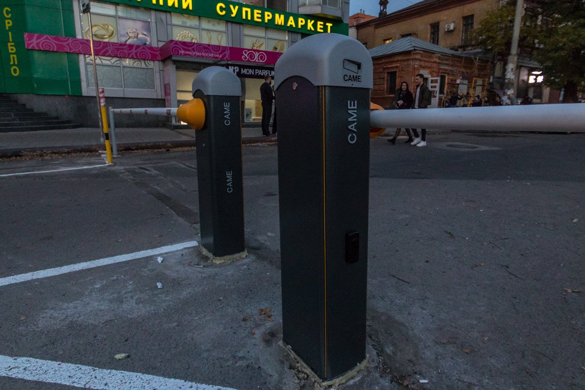 Стихийной парковки больше нет Стихийной парковки больше нет