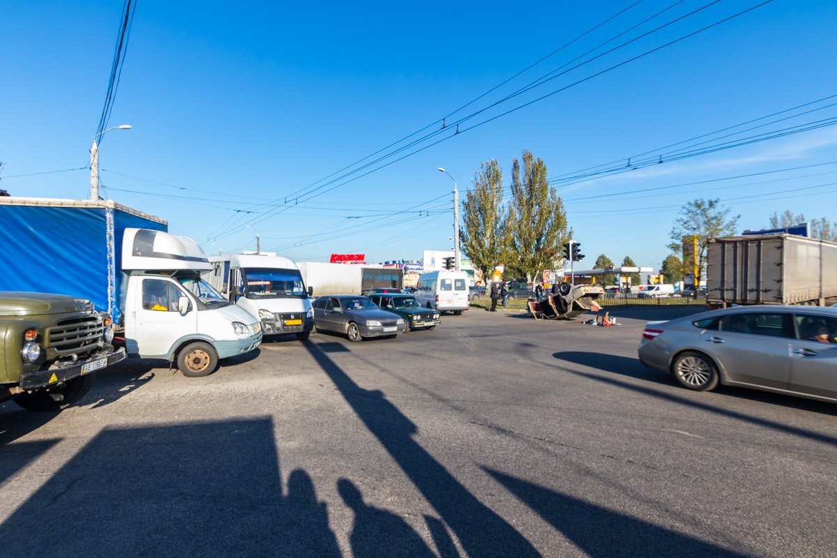 Возле ТЦ «Караван» столкнулись ВАЗ и маршрутка с пассажирами  Возле ТЦ «Караван» столкнулись ВАЗ и маршрутка с пассажирами