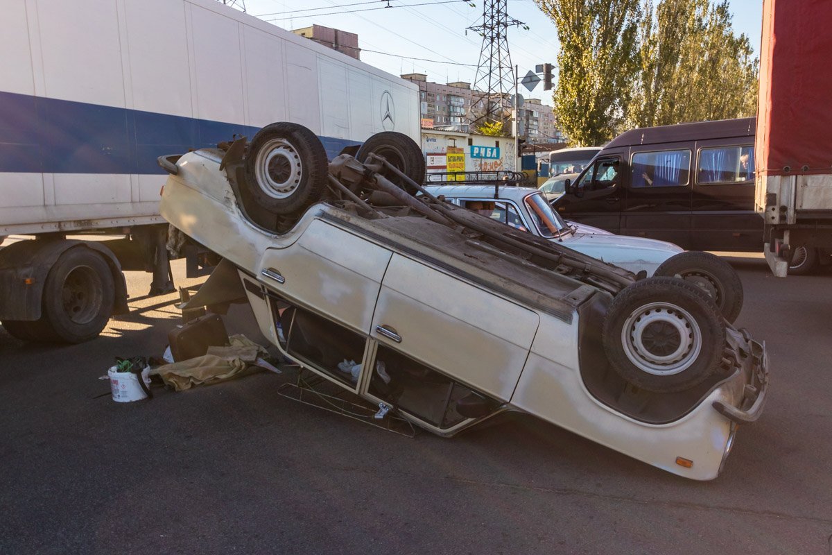 В результате столкновения ВАЗ перевернулся на крышу  В результате столкновения ВАЗ перевернулся на крышу