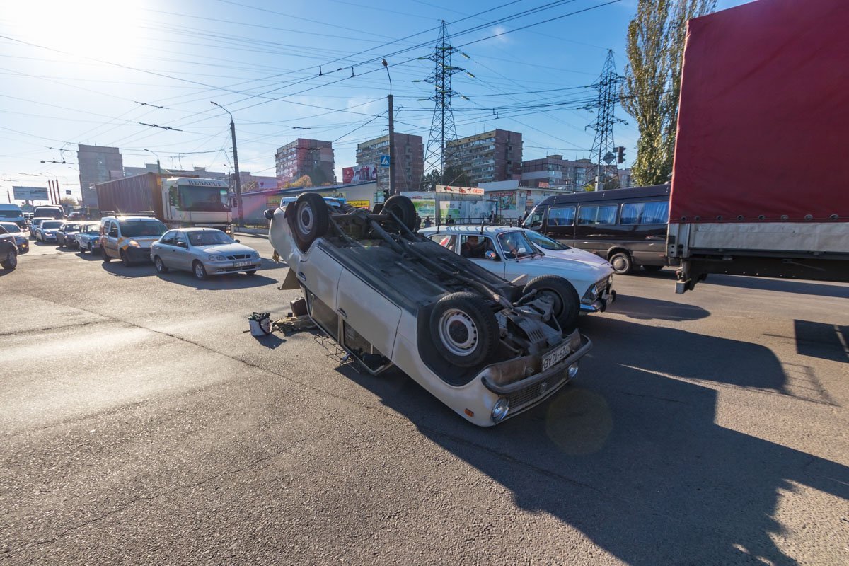 Водитель и пассажир ВАЗ выбрались из машины самостоятельно Водитель и пассажир ВАЗ выбрались из машины самостоятельно