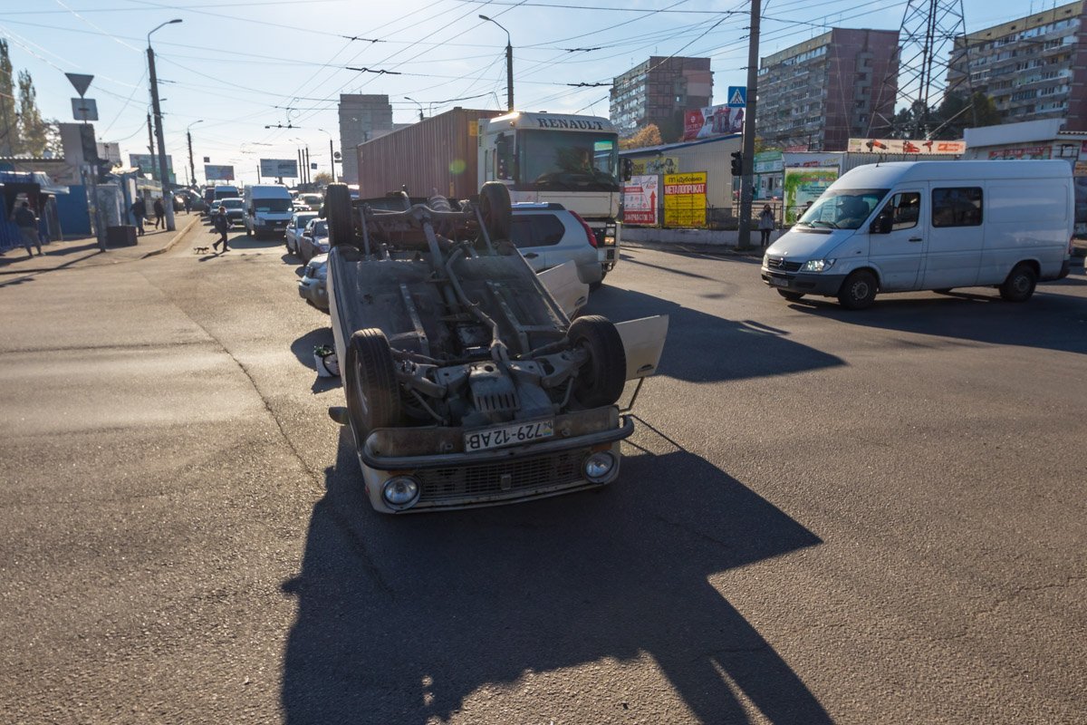 В результате аварии образовалась большая пробка со всех сторон В результате аварии образовалась большая пробка со всех сторон