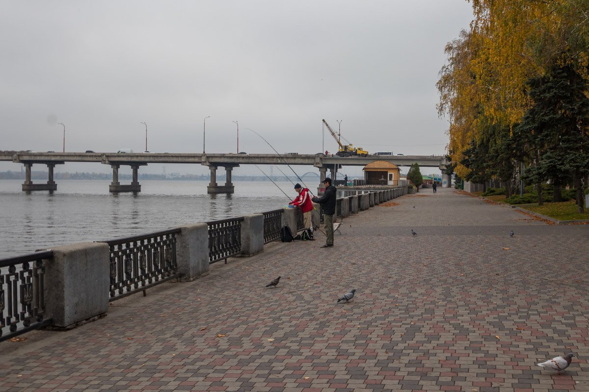 Рыбе холодно в Днепре, ее пытаются словить, чтобы согреть. но это не точно