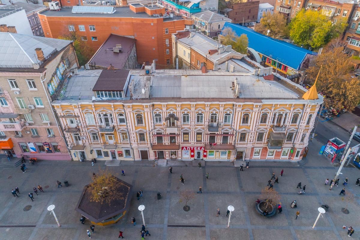 Вместо рынка на площади появились места для отдыха Вместо рынка на площади появились места для отдыха