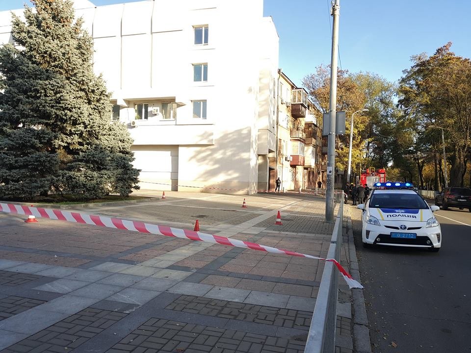 На место происшествия прибыла патрульная полиция, ГСЧС и взрывотехники На место происшествия прибыла патрульная полиция, ГСЧС и взрывотехники