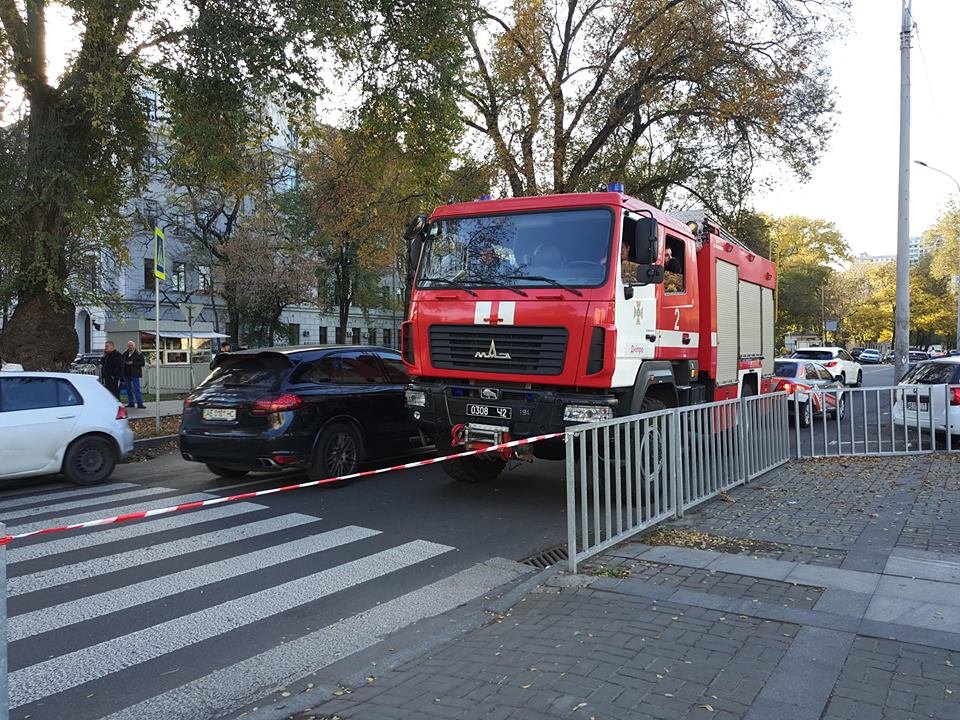 Место происшествия оградили красной лентой Место происшествия оградили красной лентой