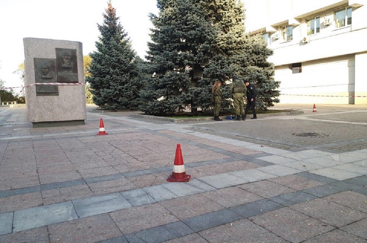 Взрывотехники извлекли с дерева подозрительный предмет Взрывотехники извлекли с дерева подозрительный предмет