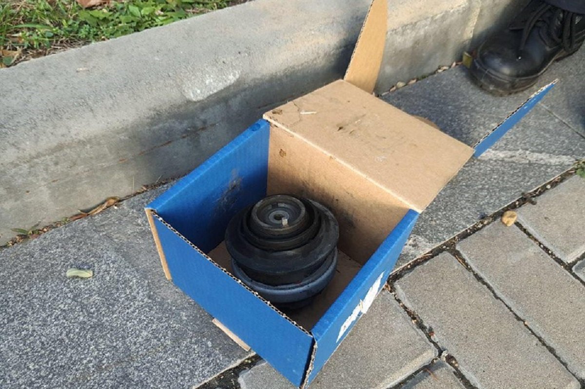 Взрывотехники извлекли непонятный предмет Взрывотехники извлекли непонятный предмет