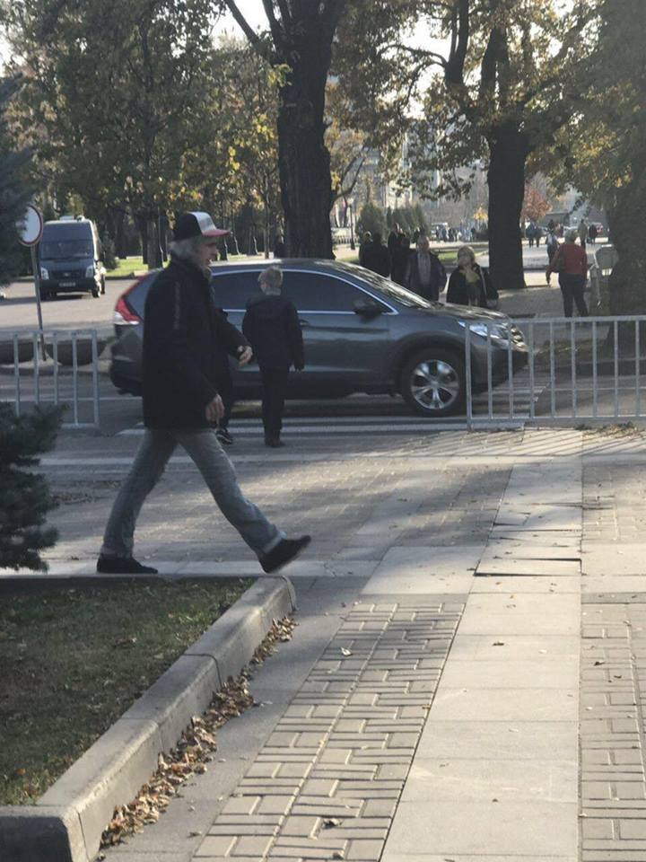 Очевидец успел сфотографировать мужчину, который положил коробку на дерево Очевидец успел сфотографировать мужчину, который положил коробку на дерево