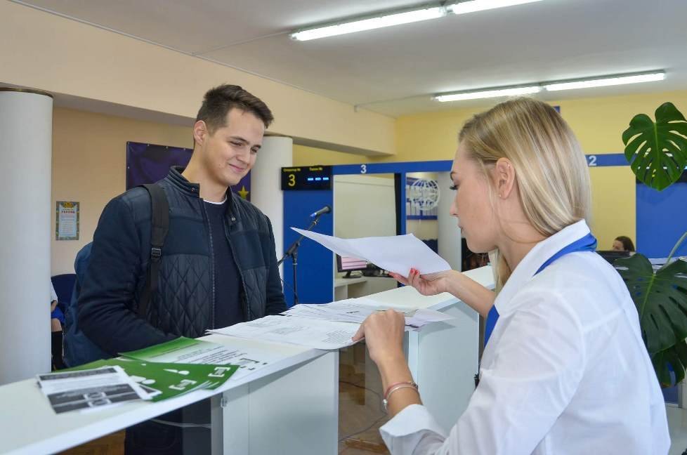 В миграционной службе Соборного района Днепра можно получить биометрический паспорт в удобное время и без очередей 6