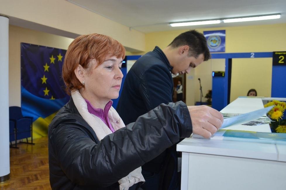 В миграционной службе Соборного района Днепра можно получить биометрический паспорт в удобное время и без очередей 20