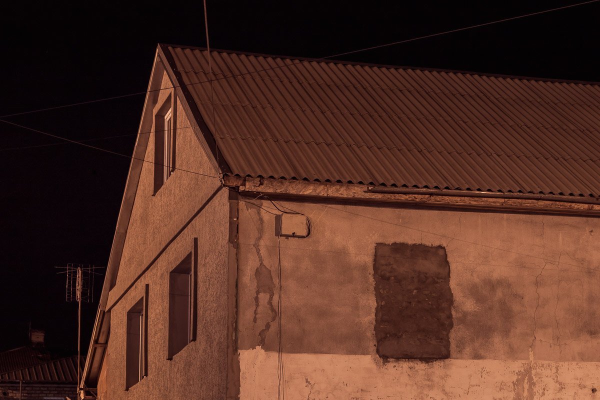 Из замурованного ныне окна некогда выглядывали языки пламени