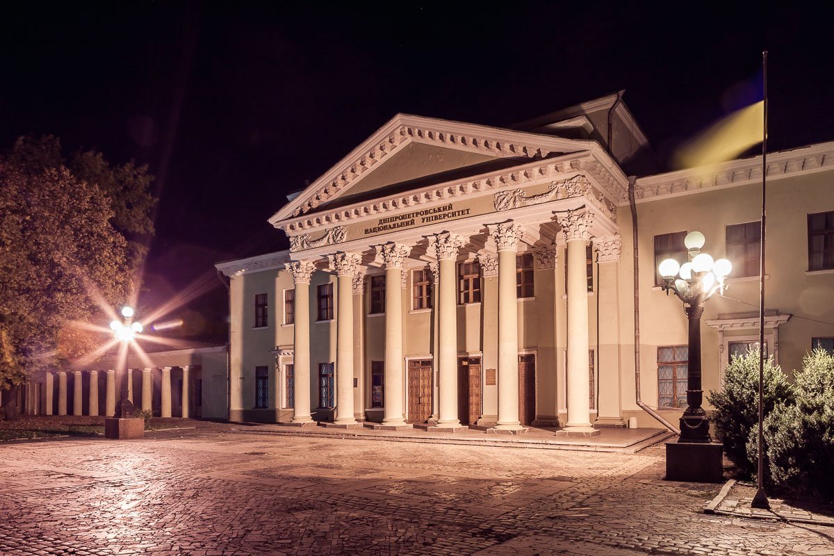 Дворец можно найти в парке Шевченко