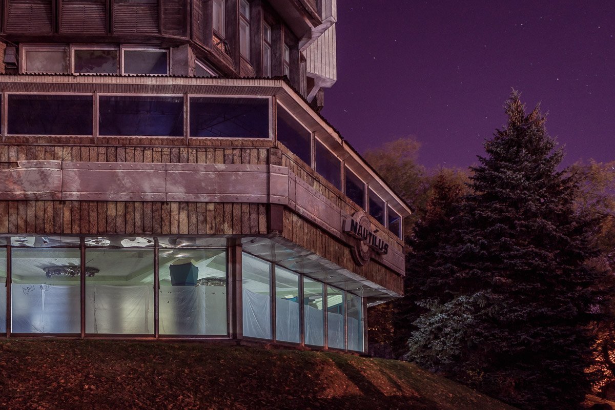 Поговаривают, тут и сейчас можно увидеть свет свечи, мелькающий в окне