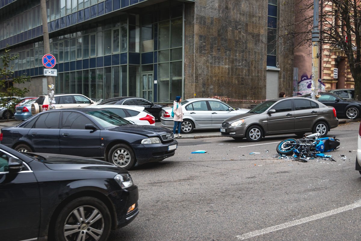 Авария произошла на перекрестке улиц Мечникова и Андрея Фабра